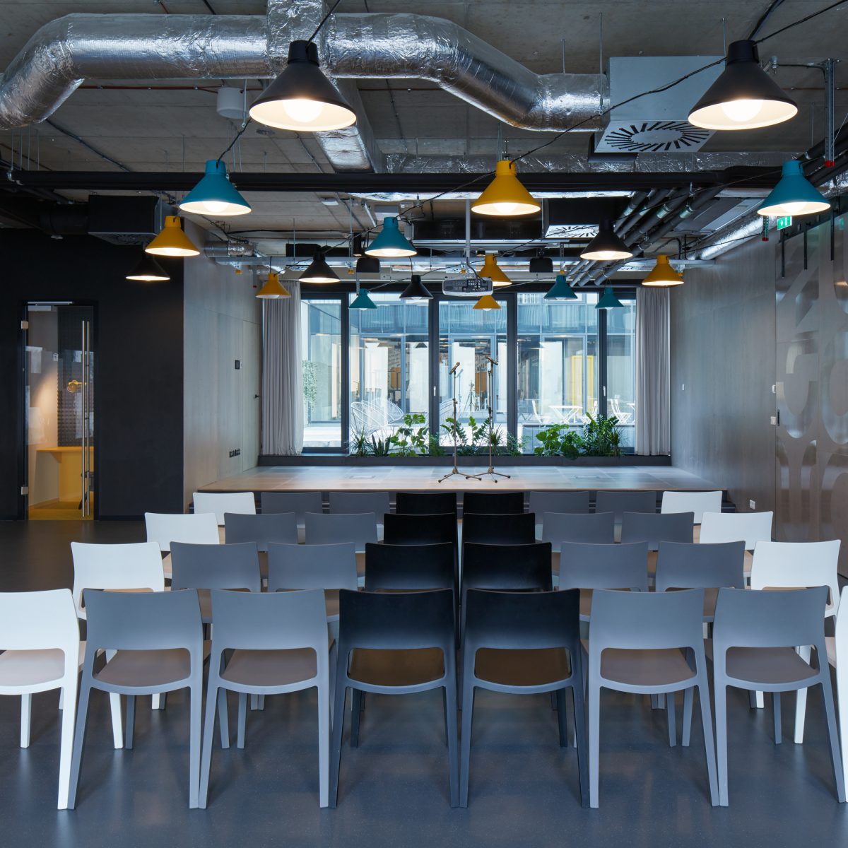 Moderní kanceláře - Zasedací a eventová místnost v coworkingu HubHub
